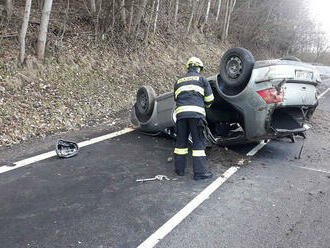 Hasiči zasahují u dopravní nehody na silnici č.362 u obce Jedlová. Osobní automobil se ocitl na…