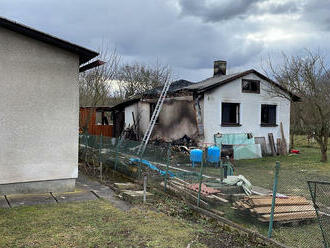 K požáru chaty v Kostelci nad Labem vyjeli profesionální hasiči z Neratovic a dobrovolná jednotka z…