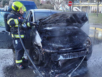 V Řešovské ulici v Praze – Bohnicích zasahují hasiči jedním vodním proudem u požáru osobního…