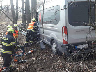 Na silnici I/43 u Hradce nad Svitavou narazil řidič s dodávkou do stromu. Hasiči ihned po příjezdu…