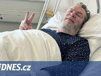 Richard Müller je v nemocnici, podstoupil operaci a překládá koncerty