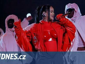 Podruhé těhotná zpěvačka Rihanna rozzářila poločas Super Bowlu