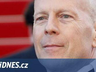 Bruce Willis trpí demencí, oznámila rodina. Kariéru ukončil loni kvůli afázii