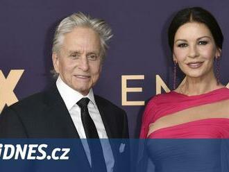 Michael Douglas a Catherine Zeta-Jonesová pobývají v Londýně v královském paláci