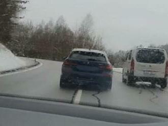 VIDEO: Policisté pronásledovali auto. Spolujezdec po nich házel lahve