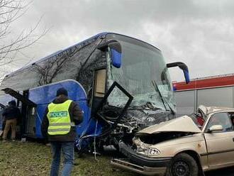 U Nepomuku se srazil autobus s osobním autem. Jeden člověk nepřežil