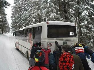 Týmová spolupráce pod Pradědem: Autobus uvízl ve sněhu, vytlačili ho cestující