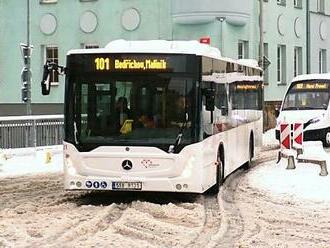 Kde je ten autobus? Jabloneckou MHD ochromil výpadek odbavovacího systému