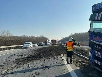 Dálnici D8 u Postřižína zasypalo uhlí. Nákladní vůz narazil do svodidel