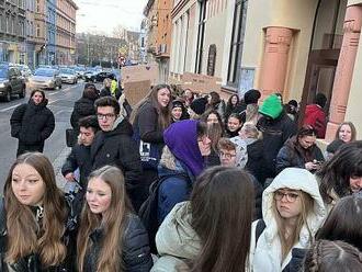 Tesařku zpět. Před ústeckou obchodkou stávkují studenti, chtějí změnu vedení