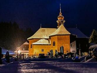 Kostel ve Velkých Karlovicích je krásný i pod sněhem. Zaujme svým půdorysem