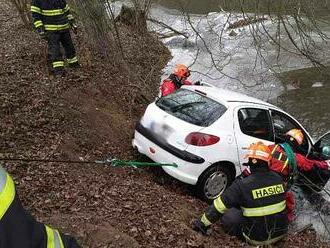 Kuriózní parkování. Řidič špatně zabrzdil auto, před Brnem mu sjelo do řeky