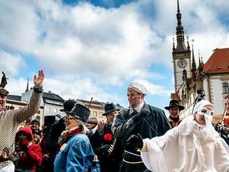 Drsná masopustní tradice? Zapalování mužů ve slámě, popisuje etnolog