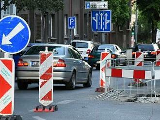 Řidiče mate les značek na silnicích. Pomoci by mohly nové zóny