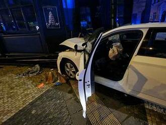 U tramvajové zastávky v Praze najelo auto do lidí. Řidič měl záchvat