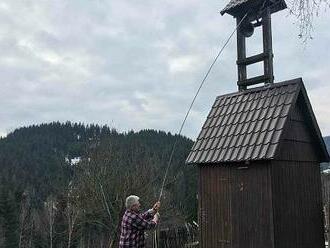 VIDEO: K beskydské obci neodmyslitelně patří zvoničky. Možná přibude další