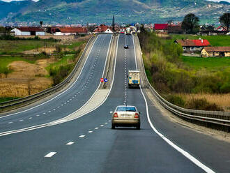 Rychlost na dálnici do 120 km/h, mimo obec 80. Ekologická studie překvapila