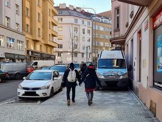 Praha 6 se s pomocí městských strážníků pustila do boje se špatně parkujícími řidiči. Během dvou dnů rozdali desítky pokut