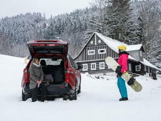 Lyže a snowboard v autě? Pozor na pokuty a bezpečnost