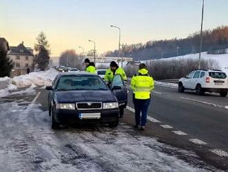 Odpovídající pneumatiky i dodržování rychlosti, i na to se policisté na Trutnovsku zaměřili