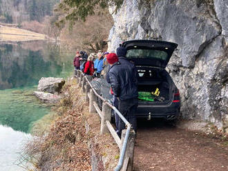 77letý řidič slepě uvěřil navigaci, se svým sportovním kombíkem se zasekl o skálu na turistické stezce