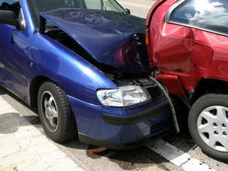 Vybržděné stojící auto a zezadu náraz vozu, jehož řidič nedokázal zastavit aneb Co neubrzdíš, to ukecáš!?