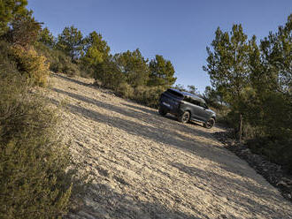 Těžký terén pouze v elektrickém režimu? Pro Range Rover Sport žádný problém  