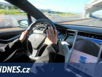 Tesla má nový průšvih. Spanilou jízdu autopilota zfalšovala