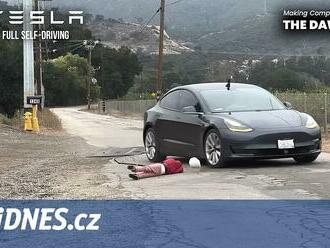 Auta na Super Bowlu: elektrický patos, Kia hledá dudlík a antireklama Tesly