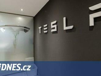 Tesla svolává v USA ke kontrole na 360 tisíc elektromobilů, změní jim software