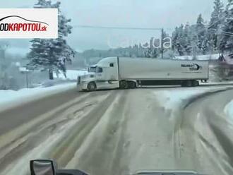 VIDEO Vodič kamiónu na zasneženej ceste neváhal ani sekundu. Toto mohlo skončiť zle