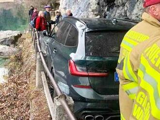 77-ročný vodič slepo dôveroval navigačnému systému, takto poničil svoju Alpinu B3 Touring