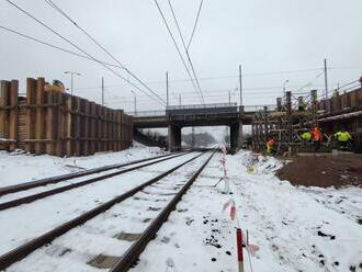 Výsun mostního provizoria na stavbě silnice I/36 Pardubice, most 36-009 Doubravice