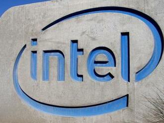 Intel snížil dividendu na třetinu, chce prostředky na investice