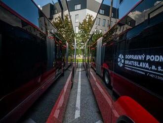 Časy odchodov autobusov a trolejbusov plošné zavedenie zastávok na znamenie neovplyvní, tvrdí bratislavský dopravný podnik