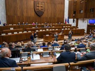 Zásadné zmeny v dôchodkoch: Pri vysokej inflácii sa budú zvyšovať aj viackrát za rok, minimálny dôchodok sa „rozmrazí“