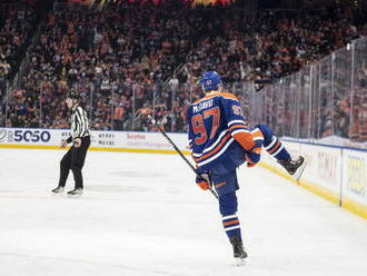 McDavid pokoril hranicu 50 gólov, rozbehnutý Boston však nezastavil