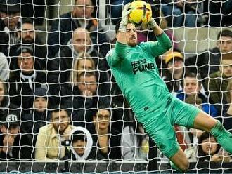 Brankár Dúbravka v centre bizarnej situácie. Newcastle United má problém