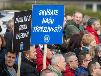 Drancovanie samospráv sa musí skončiť. ZMOS protestoval pred parlamentom