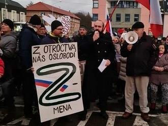 Tvrdia, že chcú mier. Ich pochody sú však hlásnou trúbou Putina