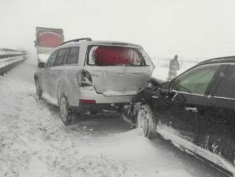 Sever Slovenska zasiahlo kalamitné sneženie. Na D1 došlo k hromadnej zrážke, diaľnicu pod Tatrami uzavreli