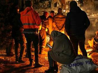 Slovenskí záchranári našli v troskách aj živých ľudí. Pracujú pri hlbokých mrazoch