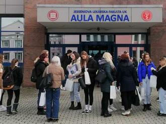 Slovenskí medici idú na dračku. O absolventov sa bijú desiatky nemocníc