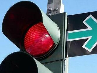 Na semaforoch pribudla nová značka. Zásadne mení spôsob jazdy cez križovatku
