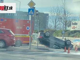 AKTUÁLNE Pozor, bratislavské cesty sú opäť upchaté! Prevrátené auto na streche aj odstavené električky