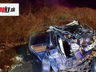 FOTO Auto po nehode pri Detve vyletelo z cesty a dopadlo na železničnú trať: Vodič z miesta nehody ušiel