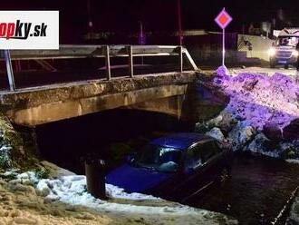 V Hriňovej skončilo auto v potoku: Polícia namerala šoférovi až tri promile alkoholu