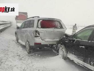 FOTO Masaker na diaľnici D1 v úseku Spišský Štvrtok-Poprad: Zrazilo sa 30 áut! Cesta je obojstranne uzavretá