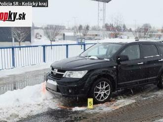 Opitá vodička narazila do značky a auta, čelí obvineniu