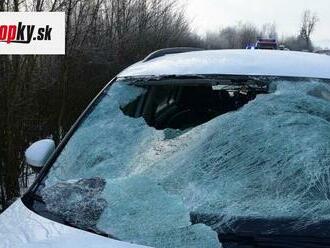 Na auto spadla ľadová kryha z kamióna: Zranila tvár 12-ročného chlapca